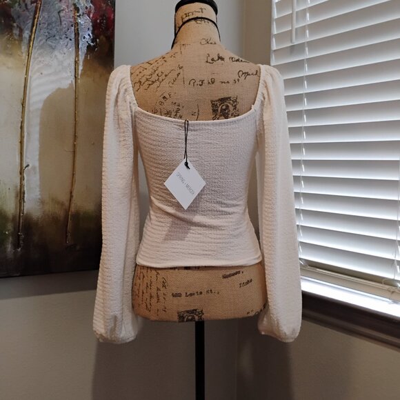 NWT KeyHole Top - Picture 3 of 5